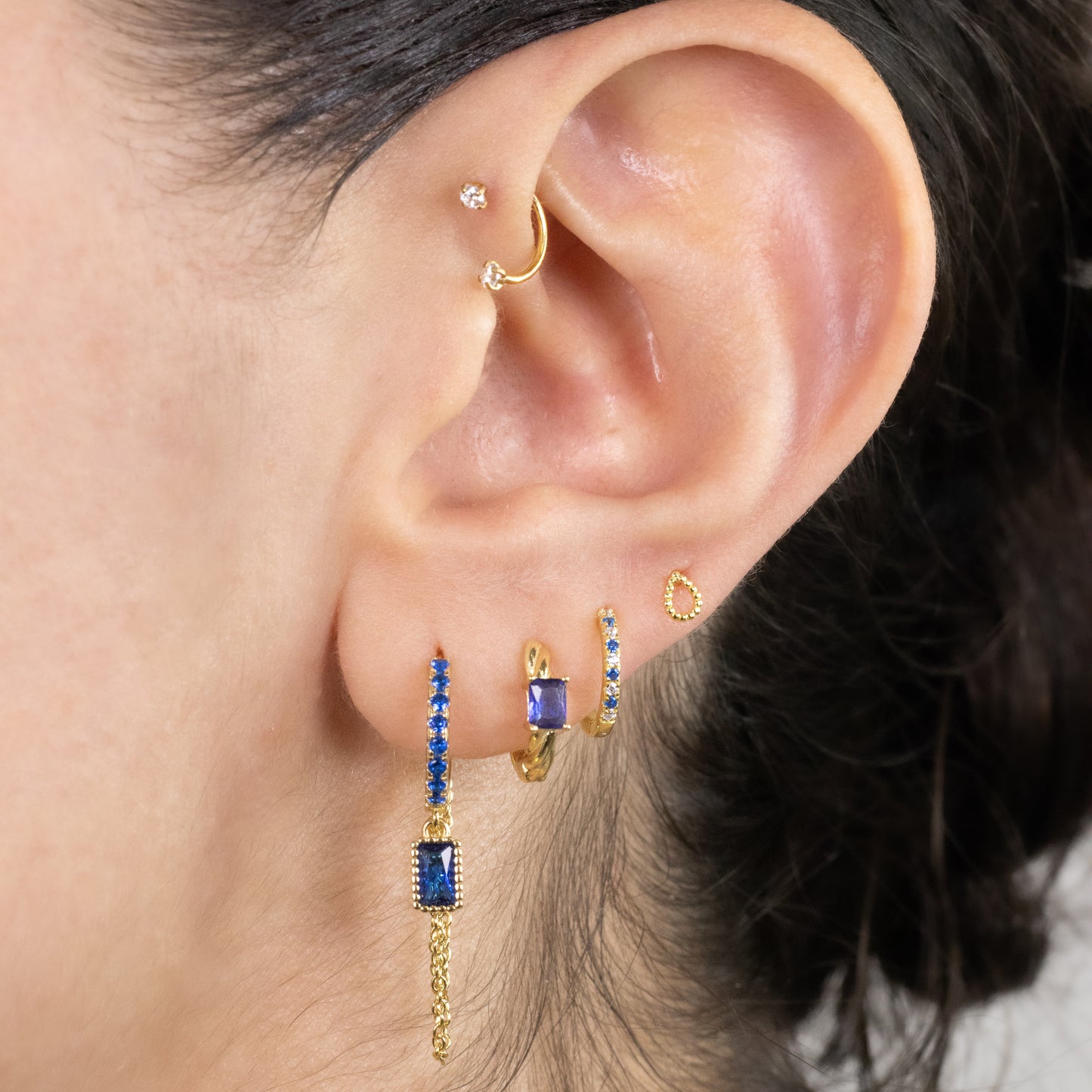 Boucle d'oreille mini créole strass bleu blanc - Composition de bijoux 